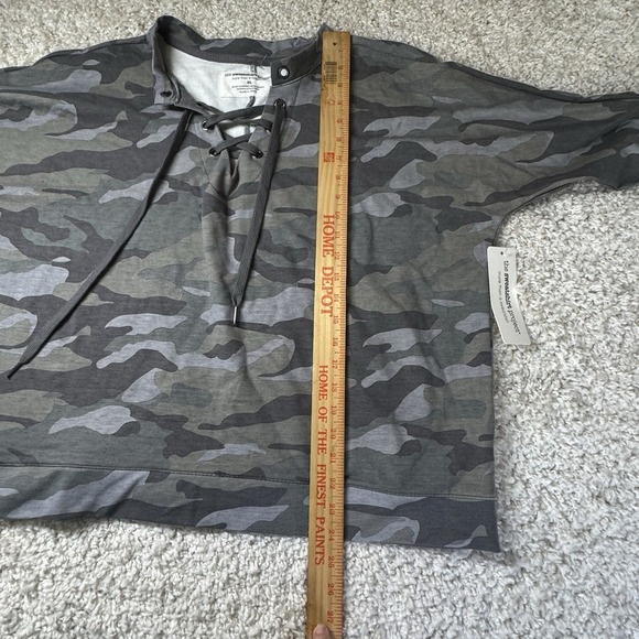 The Sweatshirt Project Top Womens XL Green Camo 3/4‎ Sleeve V Neck Lace Up NEW - Picture 5 of 10